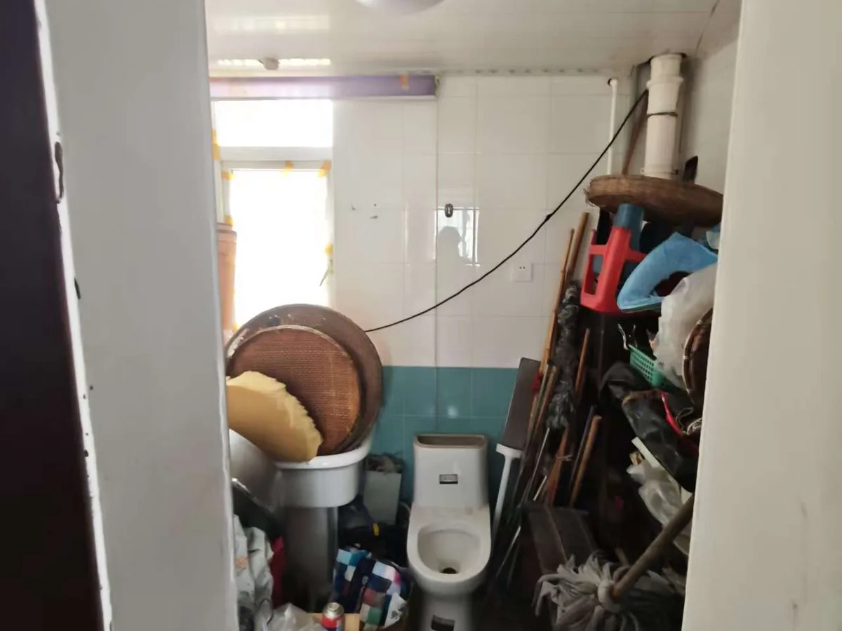 改造前的卫生间：杂物堆到顶，通风与排水都不畅