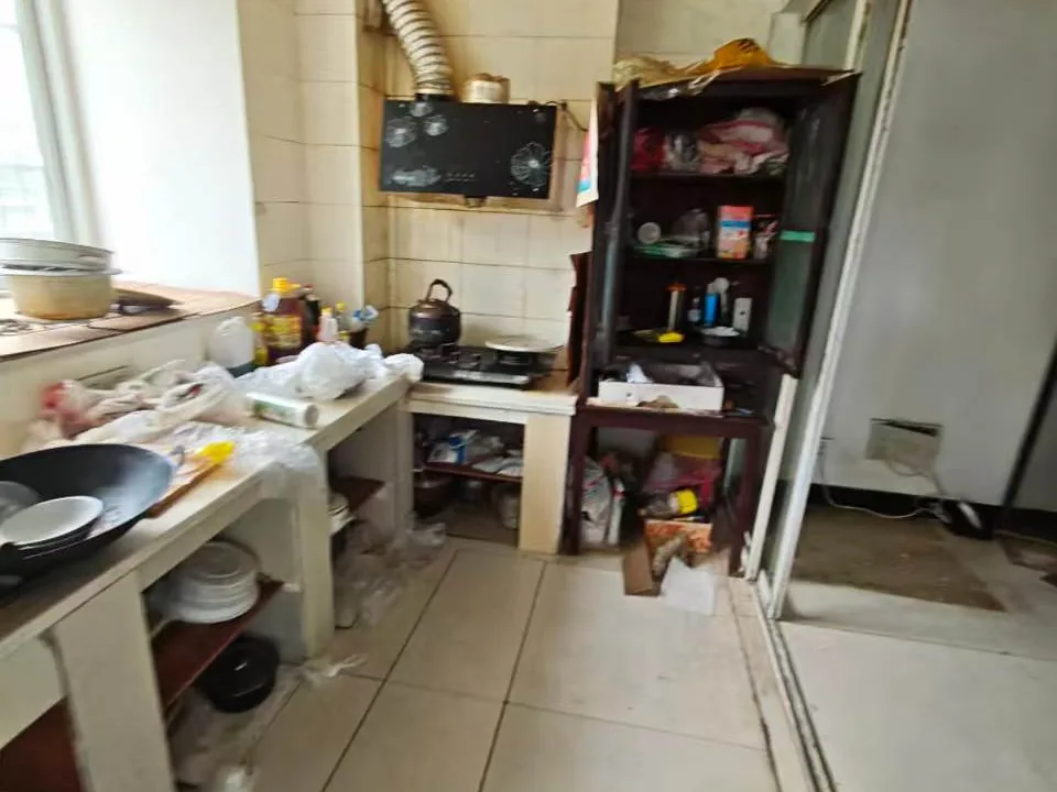 改造前的厨房：封死的操作间，顶上是木板吊顶，台面堆满杂物